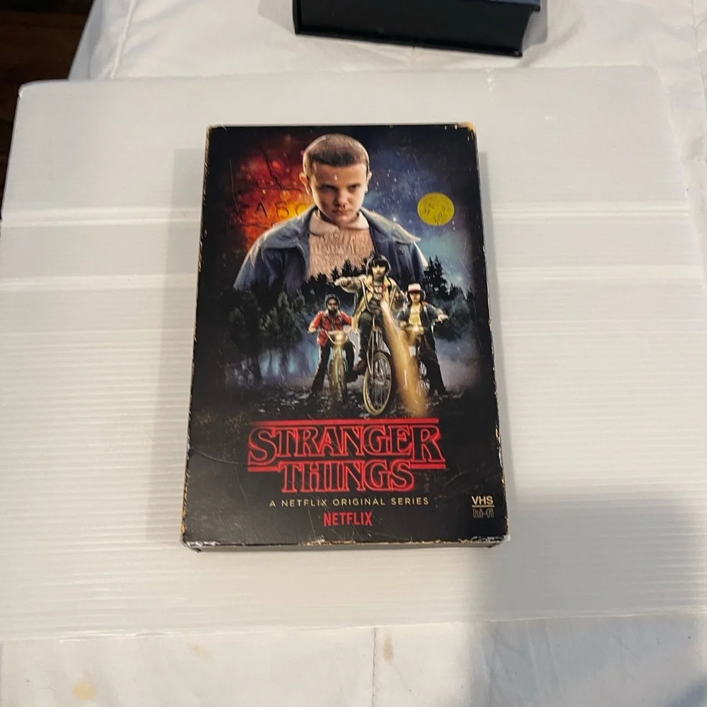 Stranger Things VHS Box Set season 1 - Picture 1 of 1